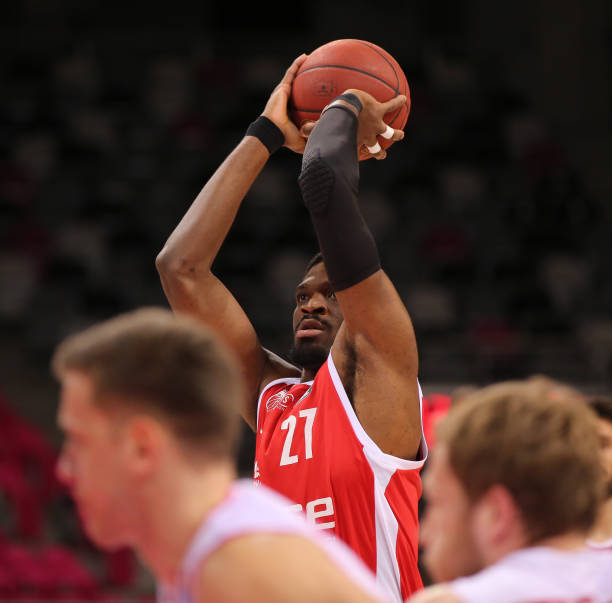 她凭借出色 她凭借出色